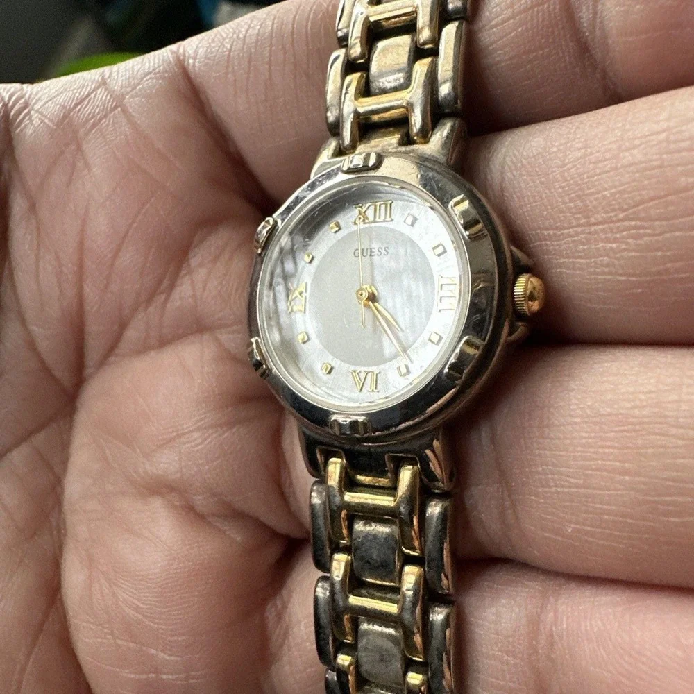 Running Guess Quartz Womens Watch Two tone‎ Silver/Gold Band For Small Wrist VTG